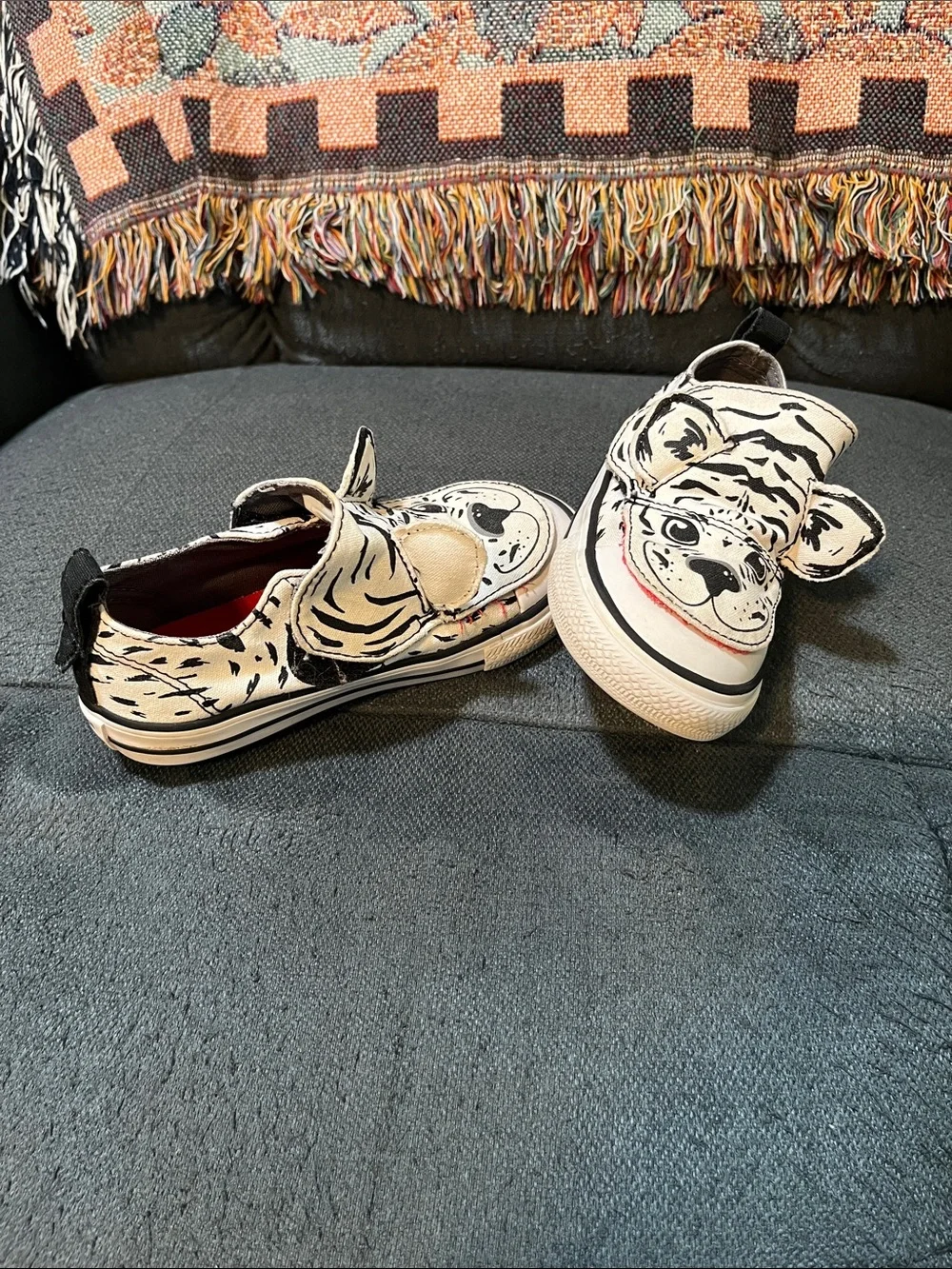 Converse Kids Tiger Face Slip-On Sneakers in White and Black Size 9